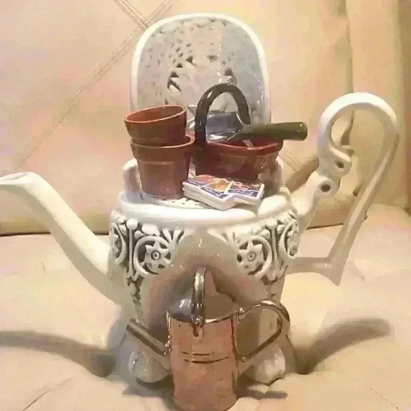 Vintage Porcelain Tea Pot - Picture 5 of 7